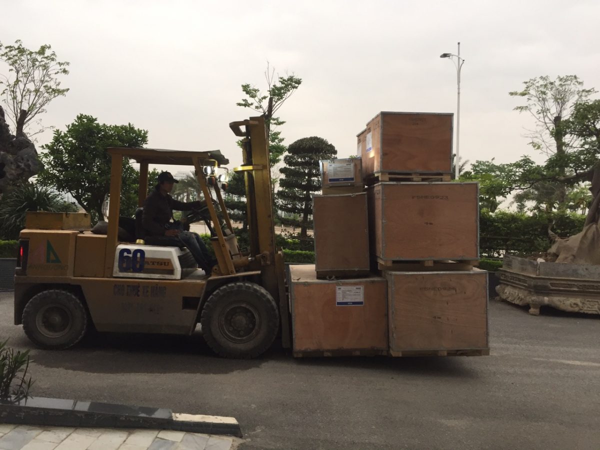 Dịch vụ nâng hạ hàng hóa bằng xe nâng tại Hồng Quang