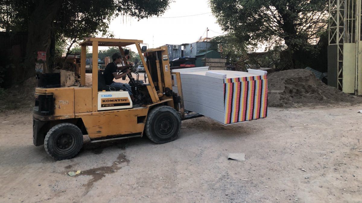 Bốc Xếp Hàng Hóa Bằng Xe Nâng KCN Từ Liêm Giá Tốt 24h