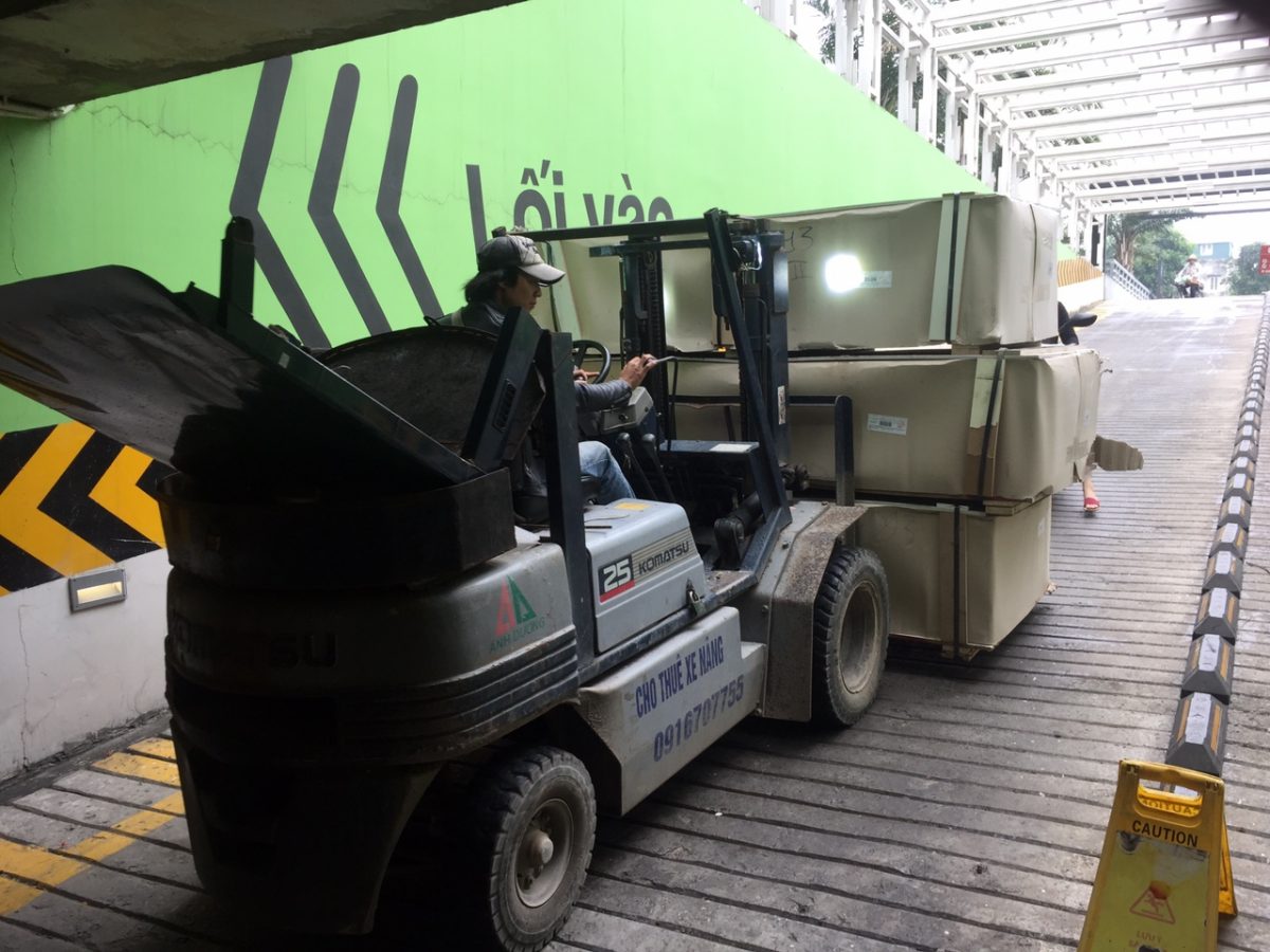 Bốc Xếp Hàng Hóa Bằng Xe Nâng, Hạ Container Tại Di Trạch